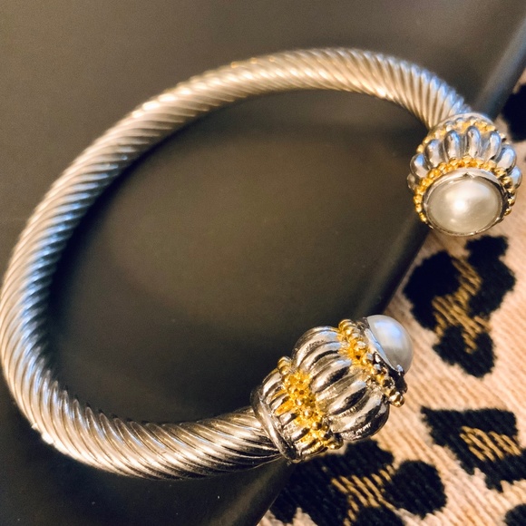 DESIGNER INSPIRED CABLE BRACELET ⭐️2-Tone Faux PEARL TWISTED CUFF NEW CONDITION - Picture 2 of 16